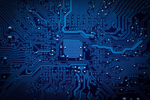 Imagem de uma placa de circuito impresso azul com alta densidade de trilhas finas